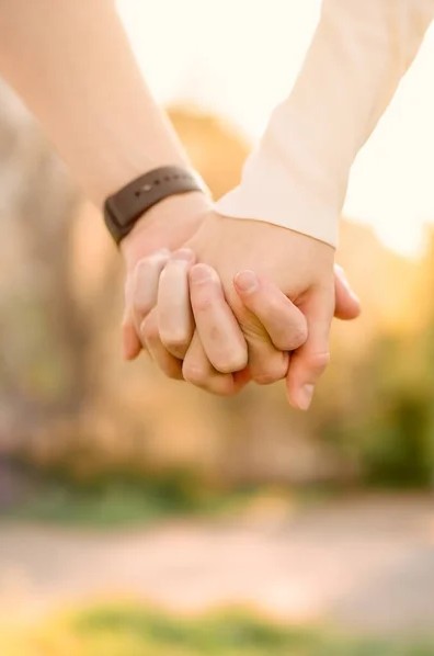 https://stratus.campaign-image.com.au/images/27408000010756187_zc_v1_1745379458139_hand_each_other.jpg
